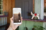 موکاپ موبایل آیفون با بک گراند طبیعت روستایی