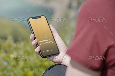 موکاپ موبایل آیفون در دست