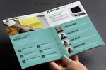 موکاپ انواع بروشور در دست